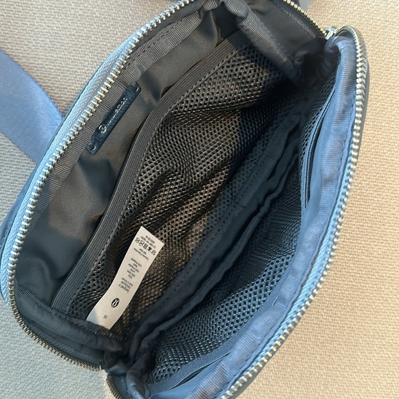 Lululemon Everywhere Belt Bag 1L - Picture 2 of 3